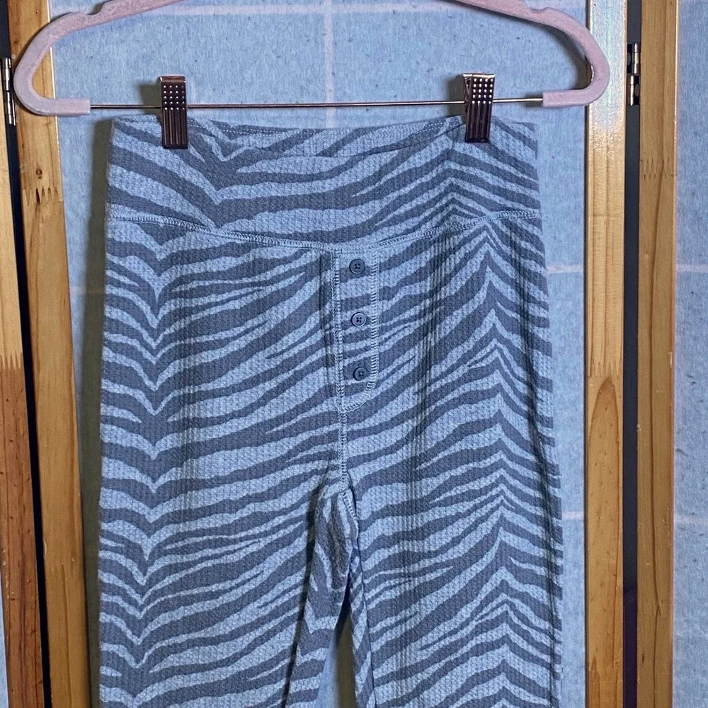 Aerie Gray Zebra Print Waffle Knit Chill Play Move Leggings Women‎ Small Thermal